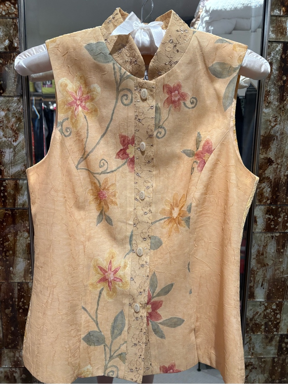 Sleeveless Mandarin-Collar Floral Blouse in Peach